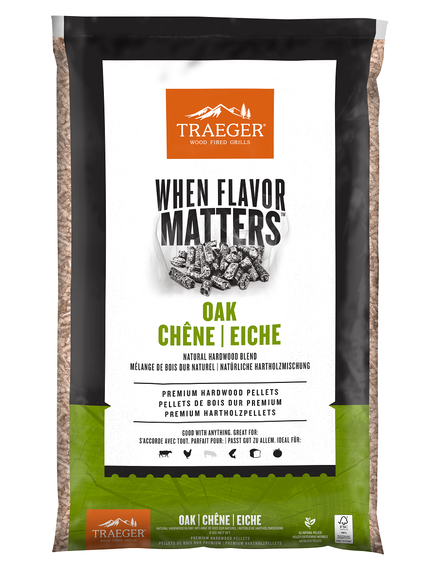 Traeger Oak Pellets 9 kg fra Traeger gir en rik vedfyrt smak med 100 % naturlig løvtre og flerspråklig produktinformasjon på engelsk, fransk og tysk.