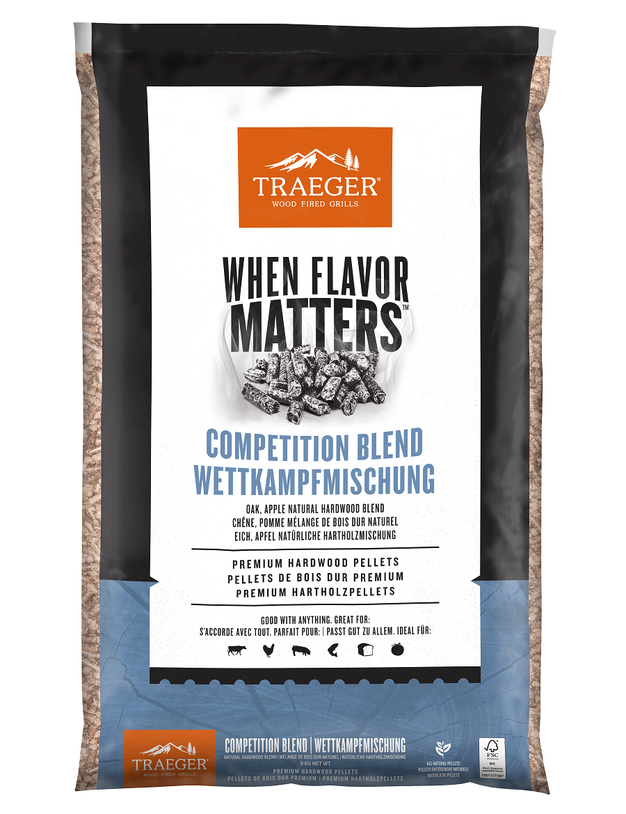 Traeger Competition Blend Pellets 9 kg fra Traeger består av 100 % eik, eple og lønntrevirke for vedfyrte griller, med flerspråklig merking for en perfekt røkt aroma.