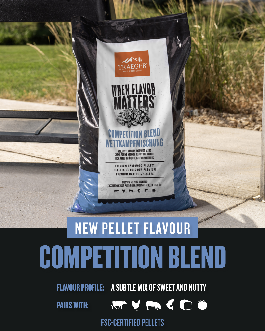 En pose Traeger Competition Blend Pellets 9 kg hviler på terrassen og fremhever den søte og nøtteaktige smaken, FSC-sertifiseringen, tips til matretter og 100 % trevirkegaranti for ekte vedfyrt røykaroma.