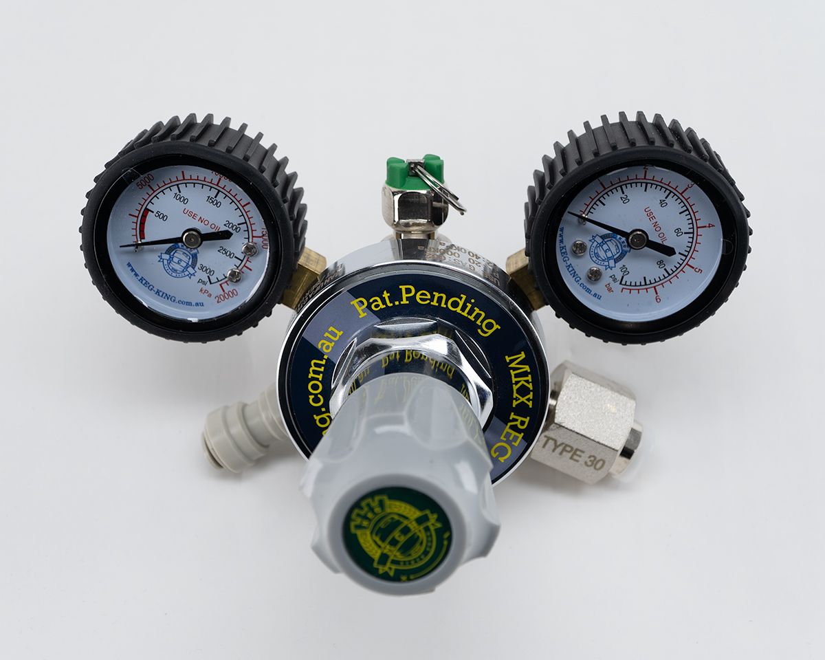 Keg King Regulator MKX for CO2 har to trykkmålere og en TYPE 30 metallkobling - ideell for hjemmebrygging og kompatibel med alle Keg King-systemer.