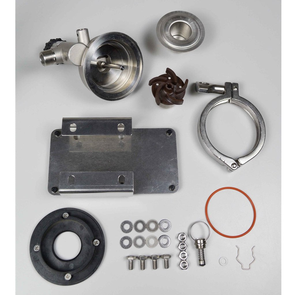 Diverse metall- og gummikomponenter fra Blichmann RipTide Upgrade Kit fra Blichmann, inkludert bolter, skiver, en treklemme, en plate og en O-ring, er plassert på en hvit overflate.