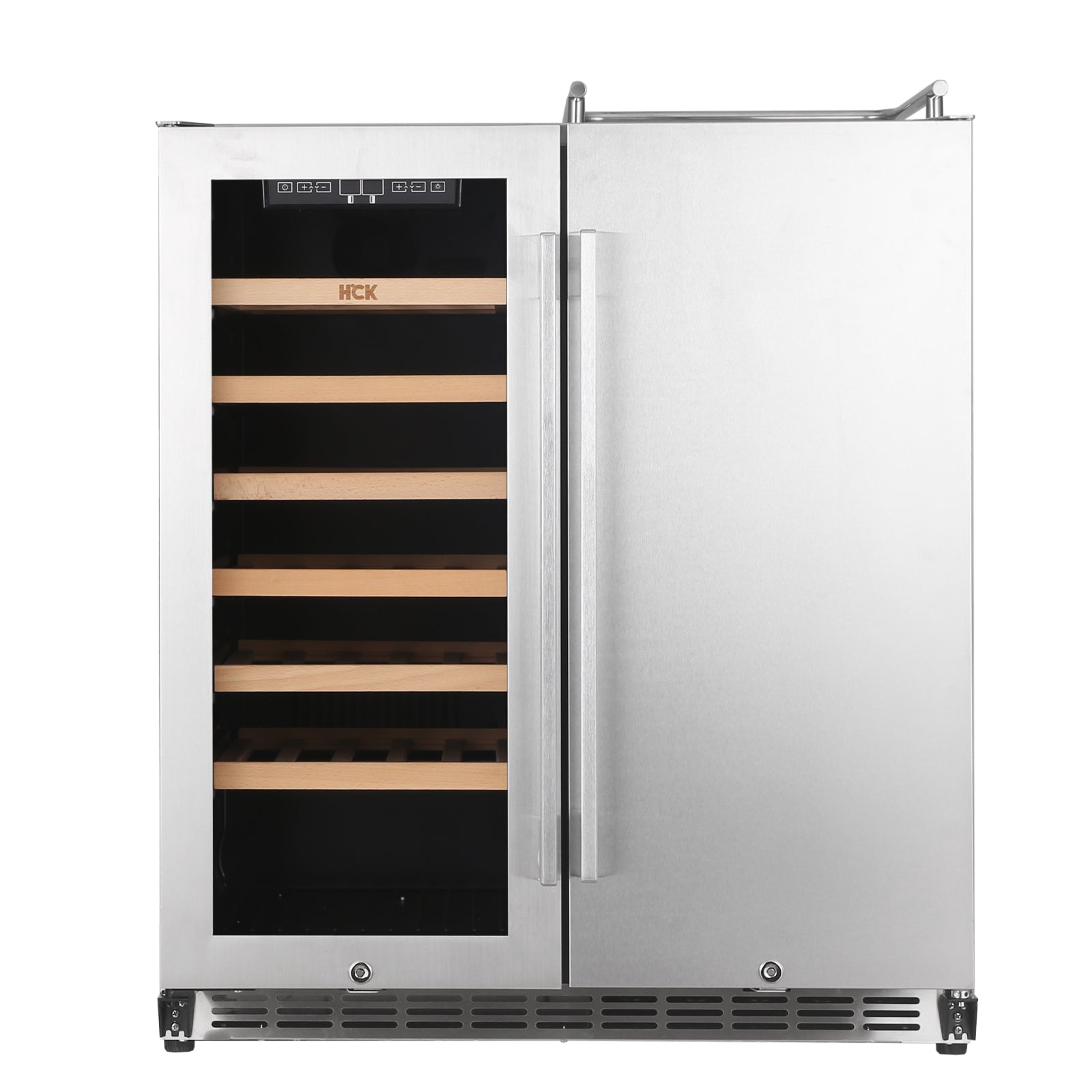 HCK Vinskap & Kegerator - Kun kjøleskap uten tårn har en design i rustfritt stål med en glassdør og trehyller til venstre, samt en solid dør til høyre, noe som gjør den til en elegant drikkevarekjøler for ethvert rom.