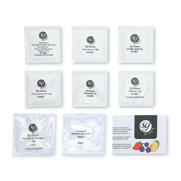 SG Wines Fruit Wine Kit - Startpakke for fruktvin inneholder åtte ingredienspakker og et kort, ordnet på en hvit bakgrunn - ideelt for å lage vin hjemme eller starte din vinstartett med gjær, bentonitt, næringsstoffer, syrer og klaring.