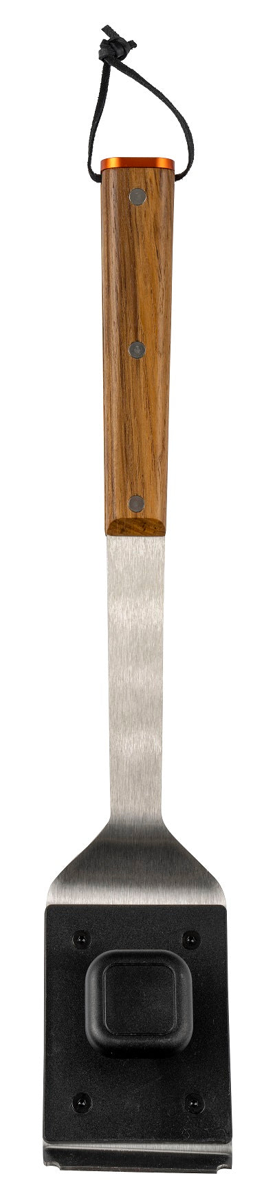 En grillspade i metall med trehåndtak og svart plast i enden passer perfekt sammen med Traeger BBQ Cleaning Brush - Grillbørste for uanstrengt matlaging og rengjøring utendørs.