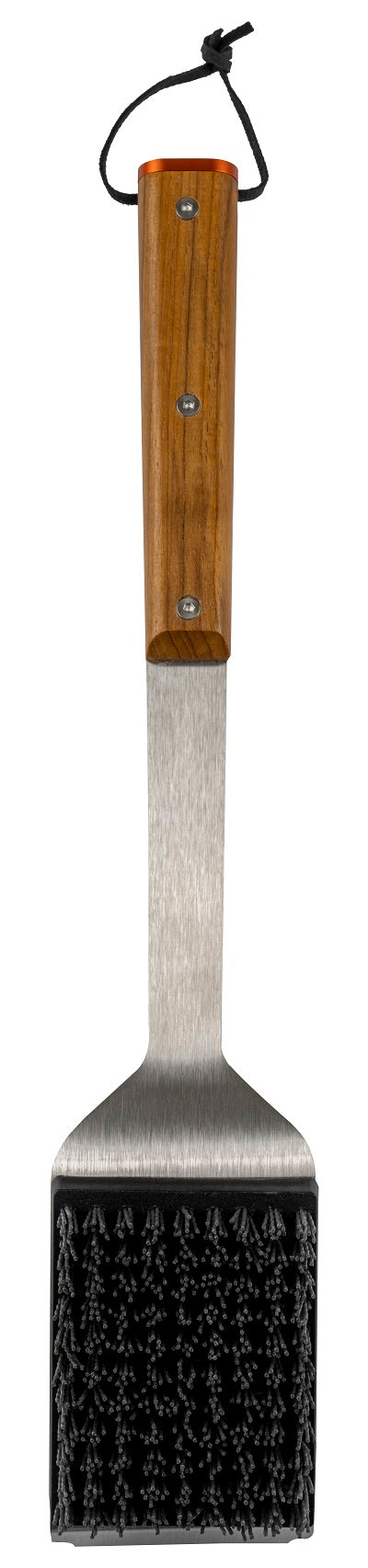 Traeger BBQ Cleaning Brush - Grillbørste har et trehåndtak, metallskaft, svart bust og en praktisk opphengsløkke for enkel oppbevaring.