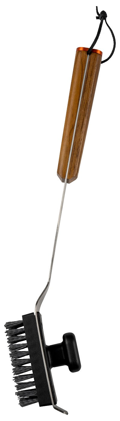 Traeger BBQ Cleaning Brush - Grillbørste har et trehåndtak, stive børster og en løkke for effektiv rengjøring av grillristen.