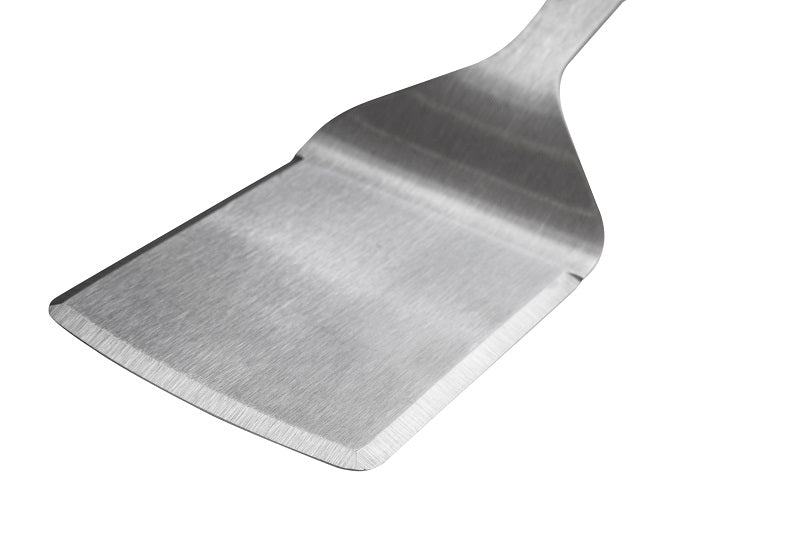 Nærbilde av Traeger BBQ Spatula - Teak fra Traeger, med et flatt, rektangulært blad i rustfritt stål, isolert på en hvit bakgrunn.