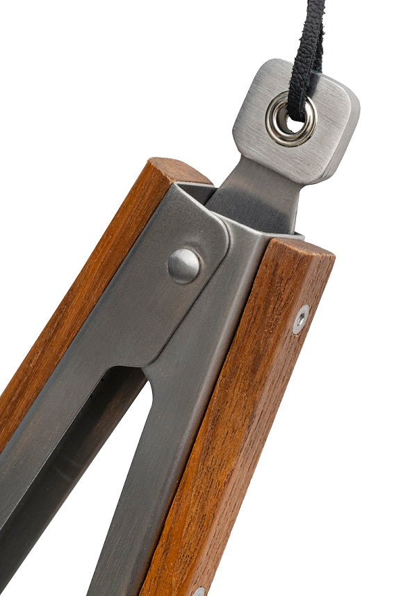 Nærbilde av Traeger BBQ Tongs - Teak fra Traeger, med et håndtak i metall og teak med en svart snor tredd gjennom et hull i metallenden.