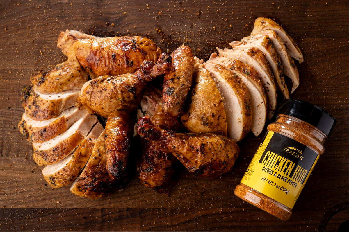 Skivet kylling sammen med Traeger Chicken Rub 200g fra Traeger er den perfekte krydderblandingen til kylling.