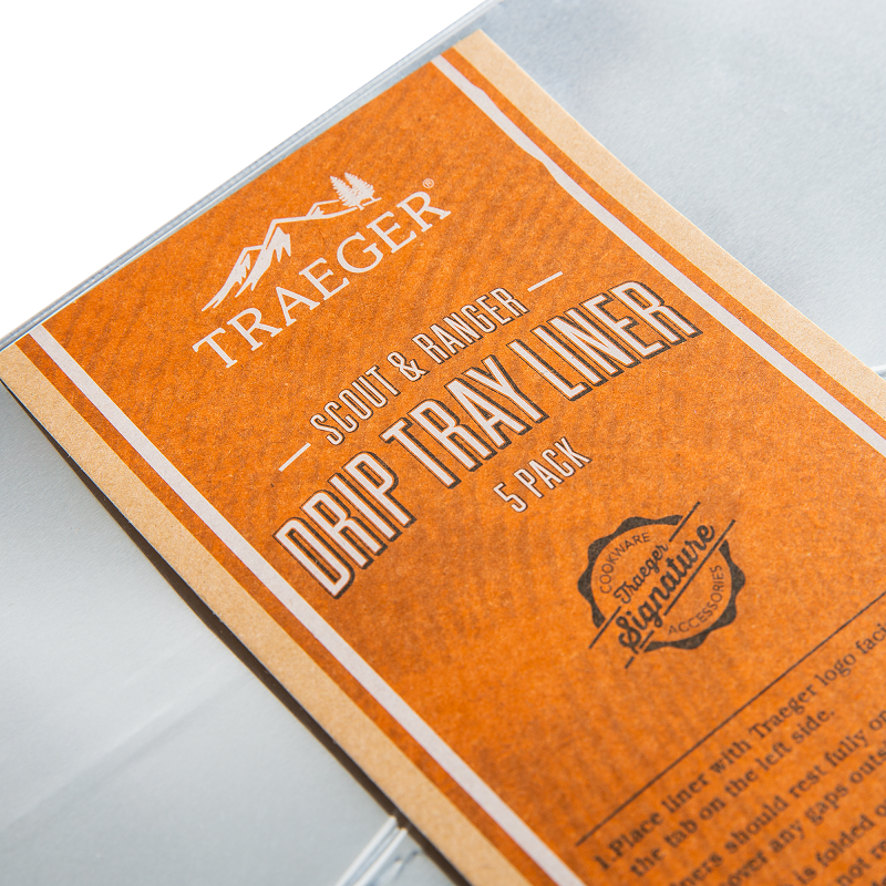 Nærbilde av Traeger Drip Tray Liner Ranger/Scout - Folieunderlag 5-pack fra Traeger, med oransje etikett og produktdetaljer - ideell til enkel grill rengjøring.