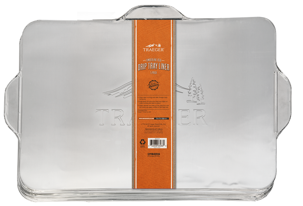 En bunke Traeger Drip Tray Liner Timberline 850 - Folieunderlag med håndtak, innpakket i en oransje og brun Traeger-etikett - perfekt for enkel rengjøring av grillen.