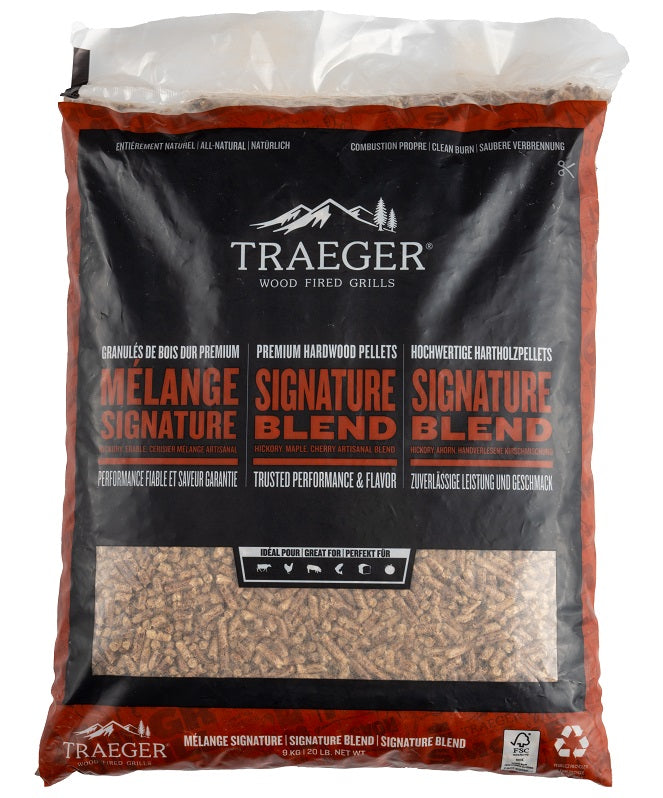 En 9 kg tung sekk med Traeger FSC Signature Blend Pellets, laget av 100 % løvtre for vedfyrte griller, har et gjennomsiktig vindu for å vise den rike røyksmaken på innsiden.