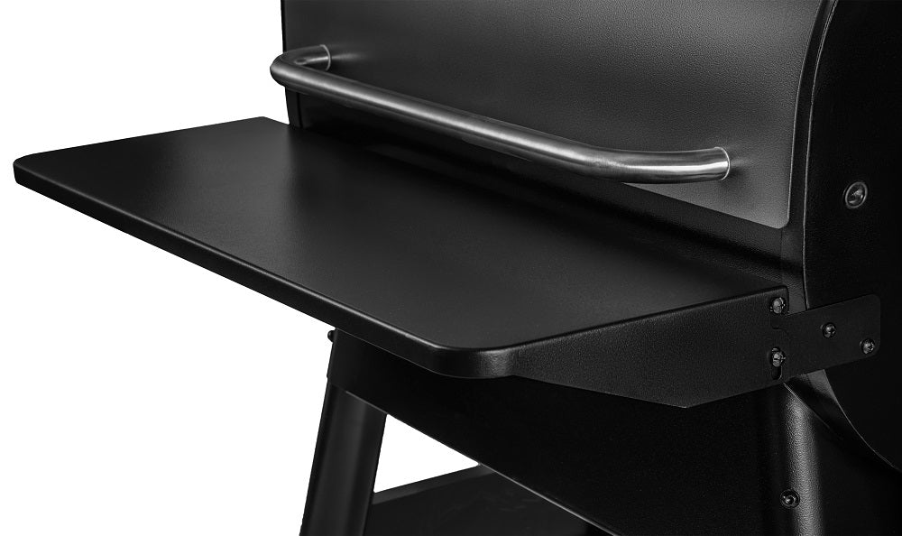 Nærbilde av en svart metallgrill med Traeger Folding Shelf Pro 780 & Ironwood 885, med fronthylle og håndtak i rustfritt stål fra Traeger.