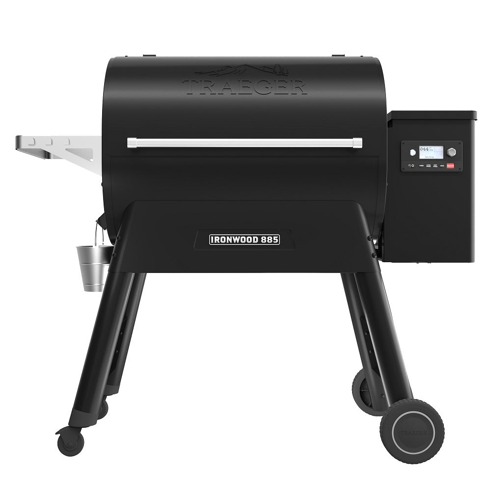 Traeger Ironwood D2 885 er en svart pelletsgrill med fire ben, en hylle foran, et digitalt WiFIRE-kontrollpanel og en liten fettbøtte på venstre side.