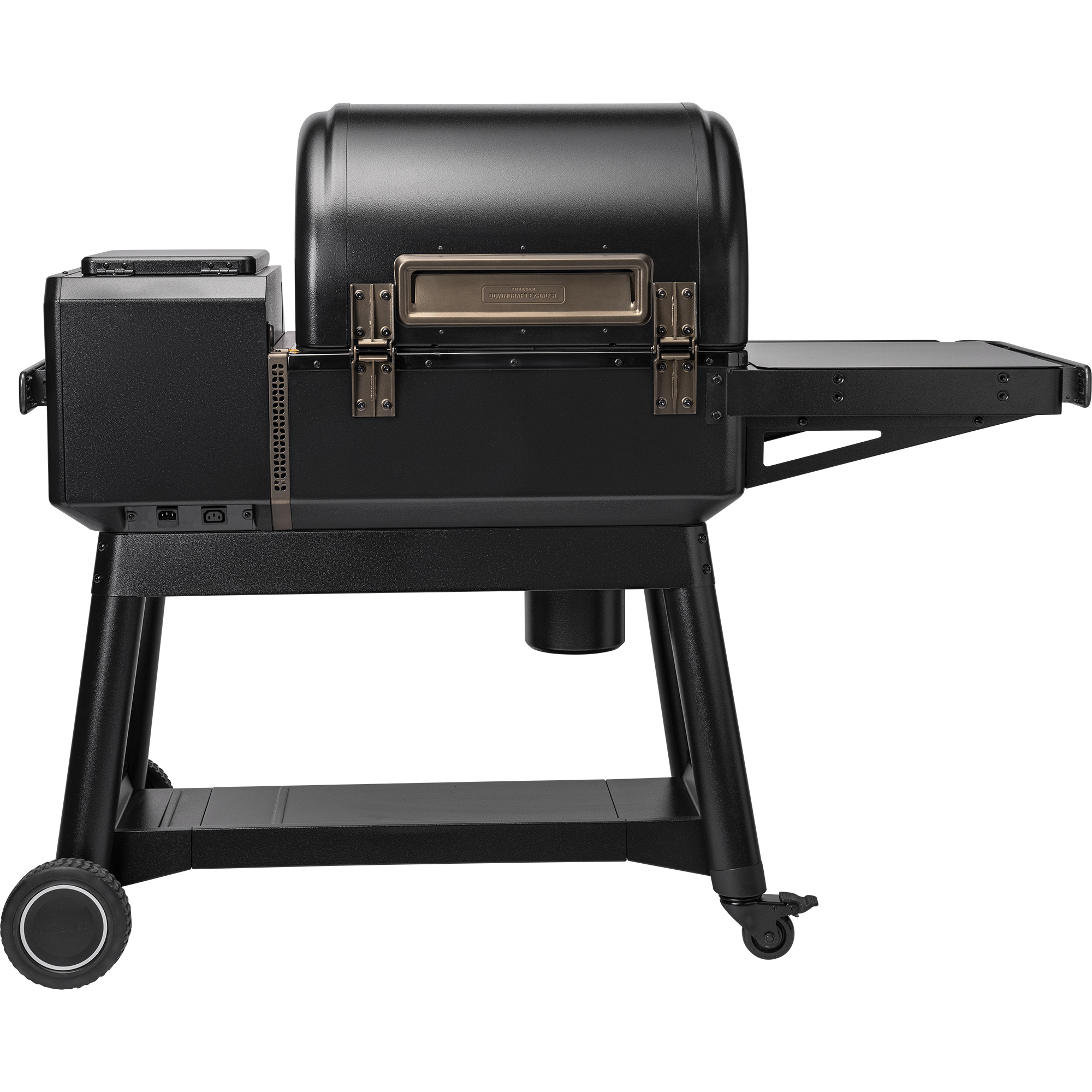 Traeger Ironwood L pelletsgrill fra Traeger med sylindrisk lokk, sidehylle, kontrollpanel og to hjul. Få vedfyrt smak og presis grilling med Smart Combustion-teknologi - perfekt for enhver BBQ. Vist mot hvit bakgrunn.