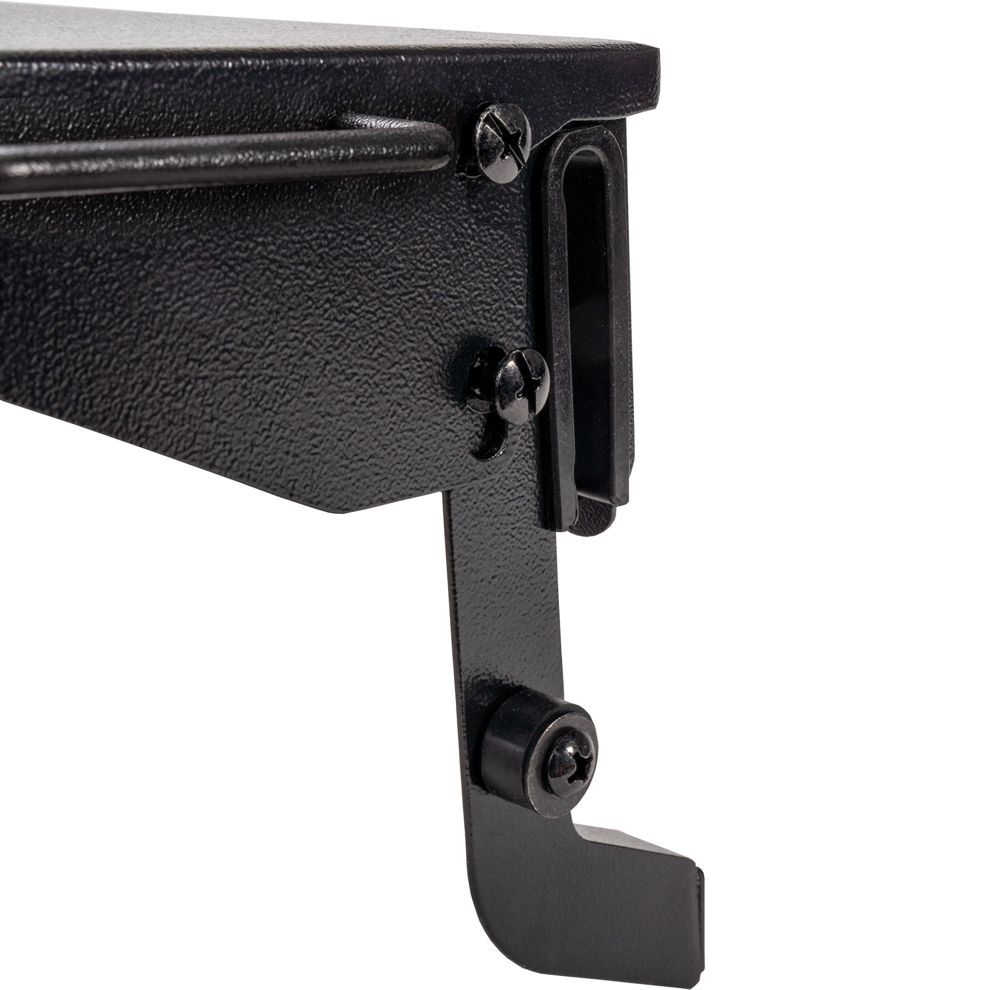 Nærbilde av en svart metallbrakett med skruer og en kroklignende forlengelse, festet til en strukturert overflate - perfekt for å feste Traeger-grilltilbehør som Traeger P.A.L. Front Shelf XL.