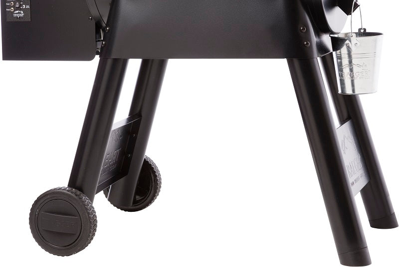 Nærbilde av Traeger Pro Series 22 pelletsgrillens svarte metallben, to hjul og en sølvfarget sideskuffe - ideelle detaljer for enhver Traeger-fan.