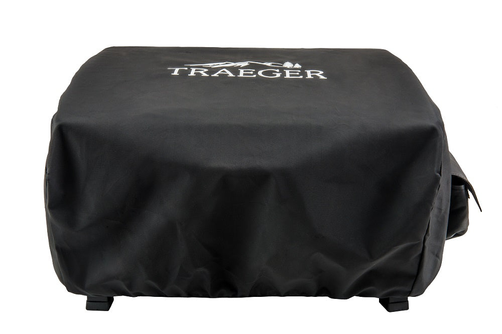 Traeger Ranger Cover - Grilltrekk by Traeger er et svart trekk med hvit logo som gir utmerket værbeskyttelse og pålitelig beskyttelse av den rektangulære grillen din utendørs.