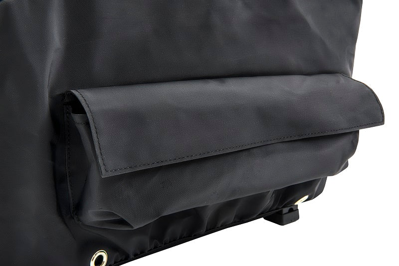 Nærbilde av Traeger Ranger Cover - Grilltrekk by Traeger, en svart stoffveske med stor klafflomme og metalløyer som gir stilfull værbeskyttelse for grillen din.