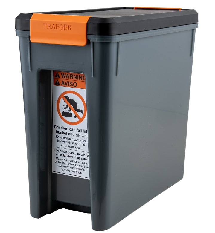 Traeger Staydry Pellet Bin and Lid fra Traeger er en grå, lufttett pelletsboks med oransje lås og etikett for drukningsfare - ideell for oppbevaring av pellets og for å holde brenselet tørt.
