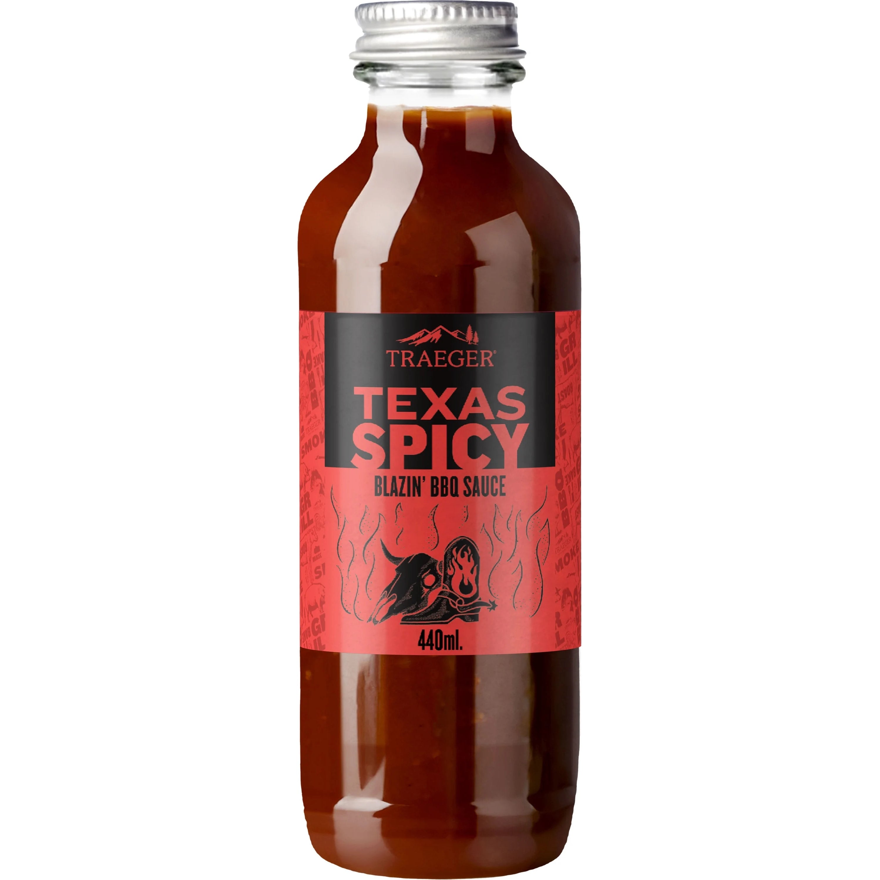 Traeger Texas Spicy BBQ Sauce 440 ml fra Traeger har en dristig rød etikett med flammer og en okse - ideell som en brennende marinade eller peppersaus til dine favorittgrillretter.