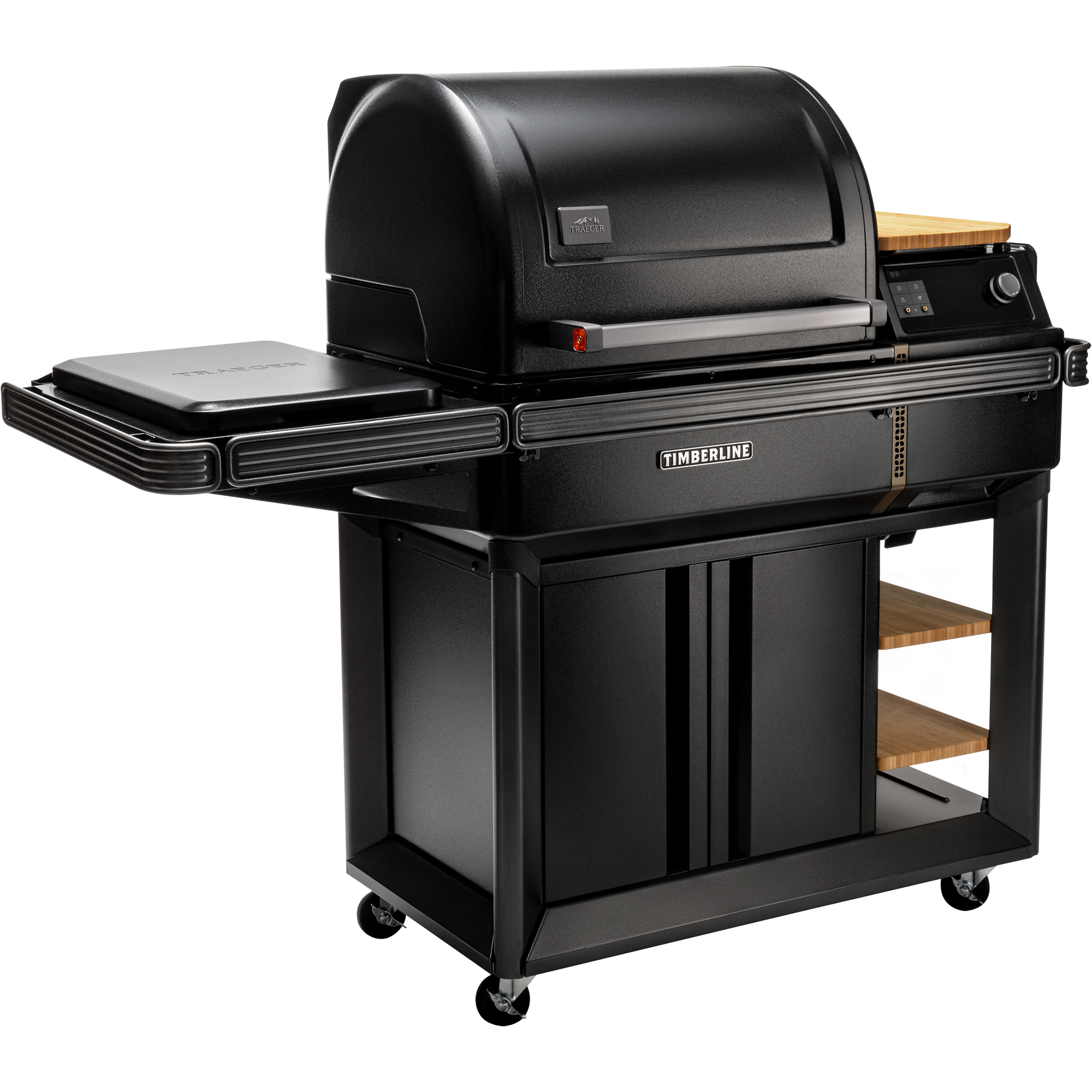 Traeger Timberline L pelletsgrill fra Traeger: En svart utendørs pelletsgrill med sidehylle, tre-detaljer, lukket oppbevaringsskap, kontrollpanel og brannhjul.