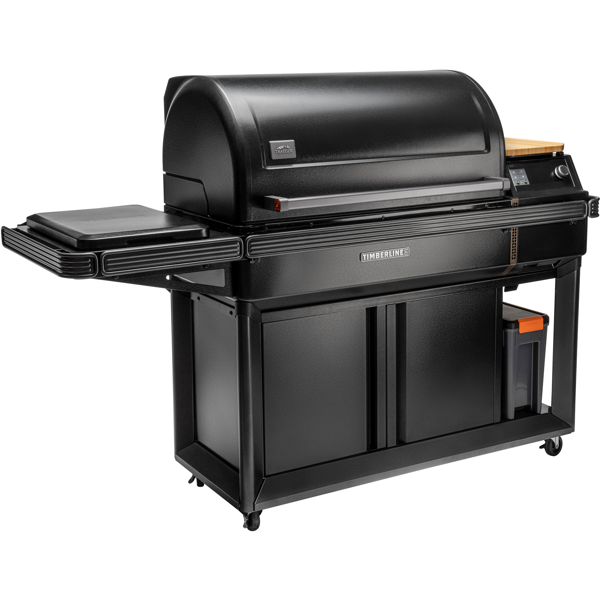 Traeger Timberline XL pelletsgrill fra Traeger, vist i svart med lukket lokk, sidehylle, oppbevaringsskap og hjul - designet for utendørs matlaging - fotografert mot en vanlig hvit bakgrunn.