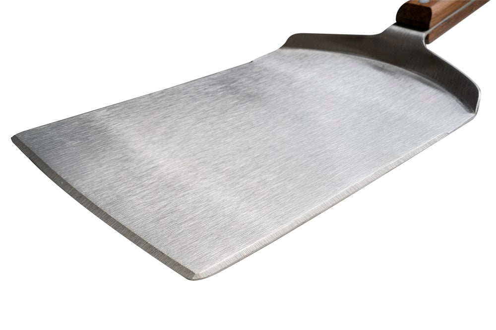 Ta en nærmere titt på Traeger XXL BBQ Spatula fra Traeger, som har et solid trehåndtak - ideelt for å snu kjøtt på grillen.