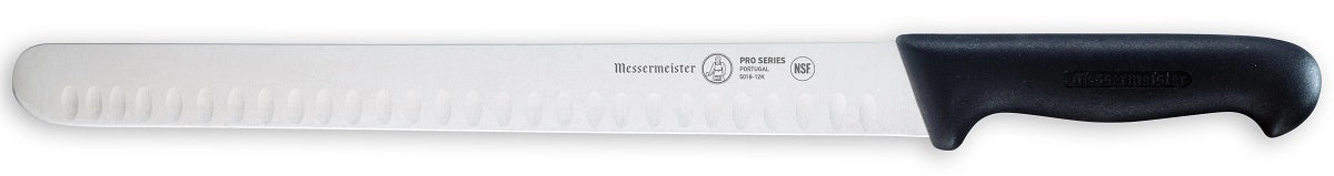 Messermeister Pro Series 30 cm Trancherkniv har et rett blad i rustfritt stål med hule fordypninger og et svart, ergonomisk håndtak - ideelt for presis, profesjonell skjæring.
