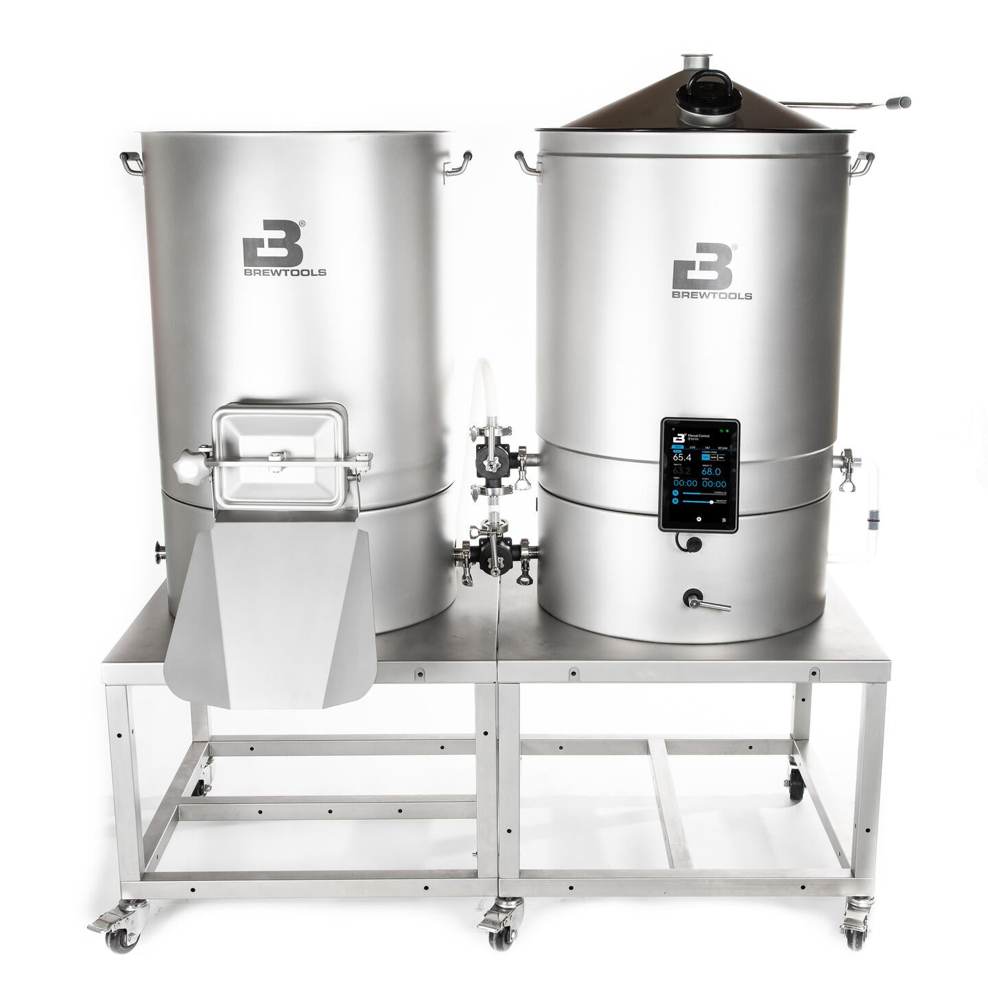 To store bryggetanker i rustfritt stål, blant annet en Brewtools B180 Mesketank fra 2-kjel-systemet, er montert på et metallbord. Den ene tanken er utstyrt med et digitalt display og ventiler, mens den andre har en stor sideluke og en tut.