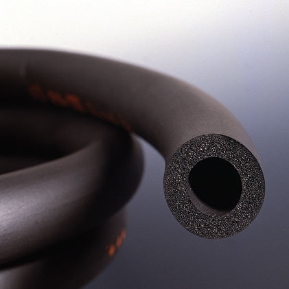 Nærbilde av en kveilet Deutsch & Neumann Isolerende gummislange 11-12,5 mm med hul kjerne, brukt som isolasjon for slangekjøling, vist mot en nøytral bakgrunn.