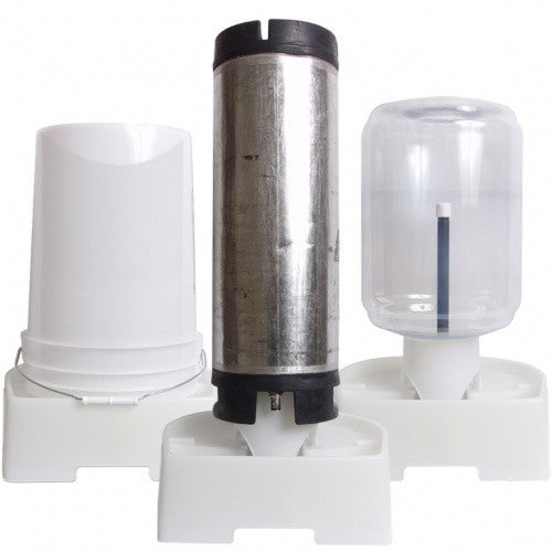 Keg Washer Combo fra Keg Washer har et solid hvitt plaststativ som passer til beholdere som en hvit bøtte, metallsylinder eller gjennomsiktig flaske - perfekt for hjemmebrygging eller som en del av fustasjevaskeroppsettet ditt.