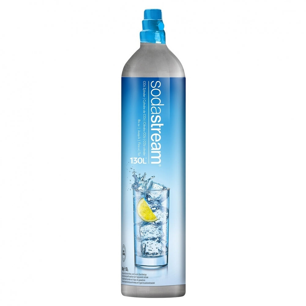 SodaStream CO2-sylinder 885g for 130L fra SodaStream er perfekt som kullsyrepatron eller sammen med kegeratoroppsettet ditt, og har en blå etikett med et glass sprudlevann, is og sitronskive.