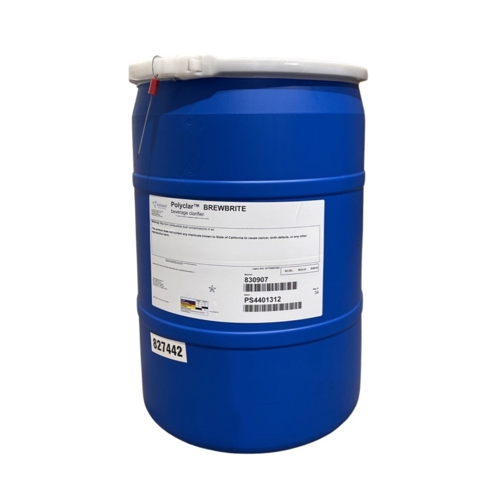Et stort blått plastfat merket "Polyclar Brewbrite 25 kg" fra Brewshop, med hvitt lokk og klistremerker, brukes til oppbevaring eller transport av bryggematerialer som karragenan eller PVPP.