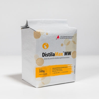 DistilaMax MW 500g gjær - Whisky by Lallemand er en aktiv tørrgjær som er ideell for destillering og whiskyproduksjon, med en hvit og gul etikett på hvit bakgrunn.