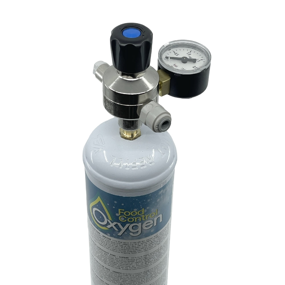 En beholder har Oxyturbo Minor O2-oksygenregulator med manometer og 1/4" John Guest-tilkobling fra Oxyturbo for nøyaktig trykkovervåking.