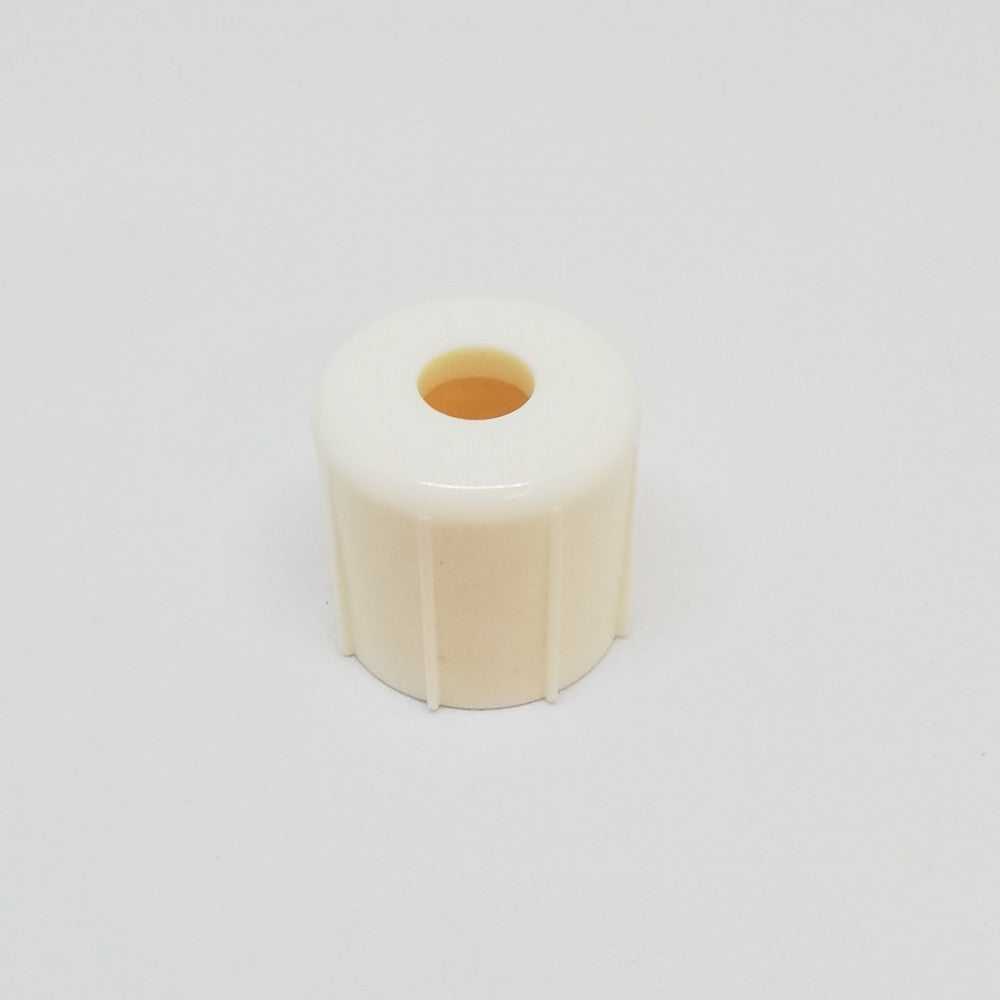 Jet Nozzle til Mark II Keg Washer fra Keg Washer er en liten, rund, offwhite plasthette med et hull i midten, som vises på en vanlig hvit bakgrunn.