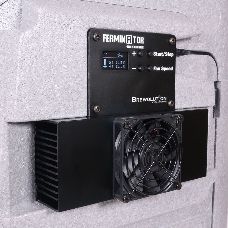 Brewolution Fercubator (Ferminator) Basic gjæringskammer er en svart elektronisk enhet for stabil temperaturkontroll, med digitalt display, brukervennlige kontroller og kjølevifte på en strukturert grå overflate.