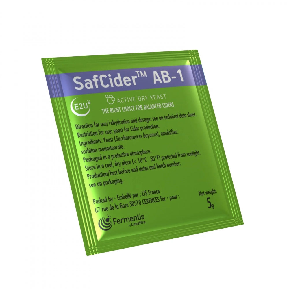 En grønn 5g-pakke med Fermentis SafCider AB-1 Universal cidergjær for ciderproduksjon, med produktinformasjon og instruksjoner.