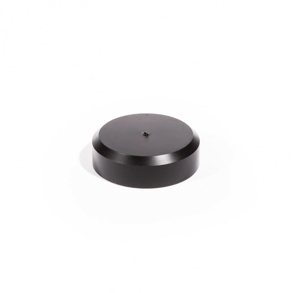 En 500 ml Adapter fra Oktober Design - rund, flat og svart med en liten skrue i midten - vises mot en vanlig hvit bakgrunn.