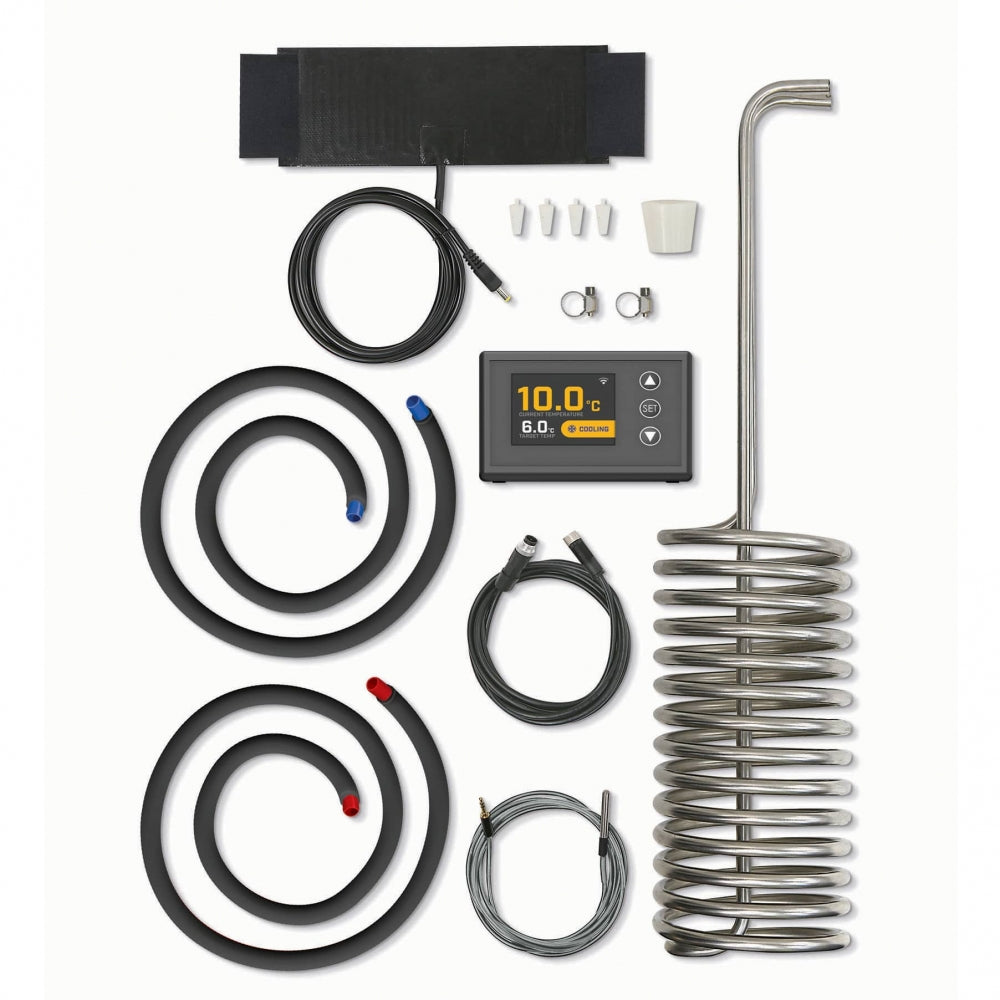 Grainfather GCA Kit inneholder kabler, slanger, klemmer, beslag, en 10,0 °C displayenhet og en opprullet metallkjøler - perfekt for presis og stabil kontroll av gjæringstemperaturen på hvit bakgrunn.