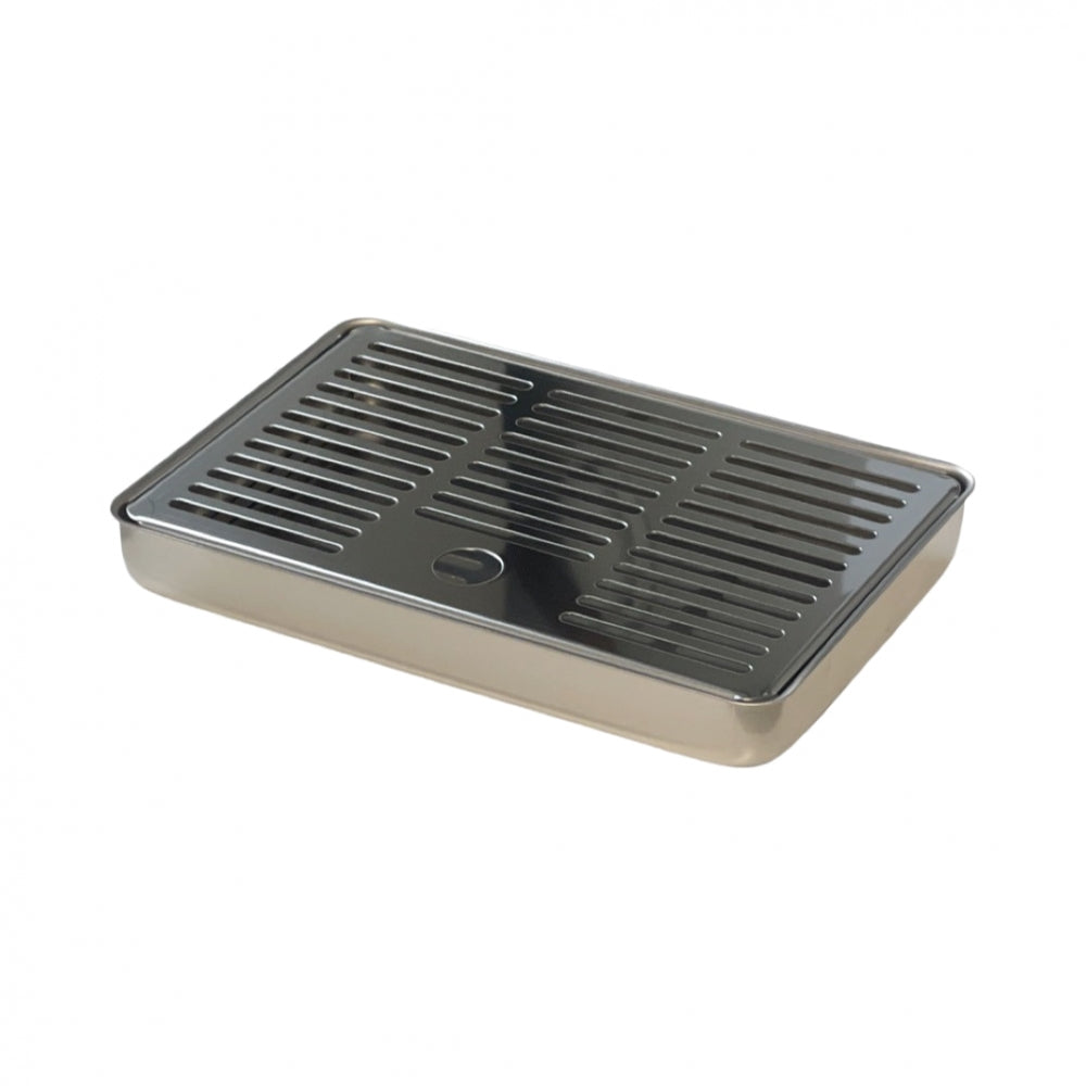 AEB Drip Tray 15 cm x 22 cm i rustfritt stål har et avtakbart lokk med slisser for enkel drenering og et nøyaktig italienskinspirert håndverk.