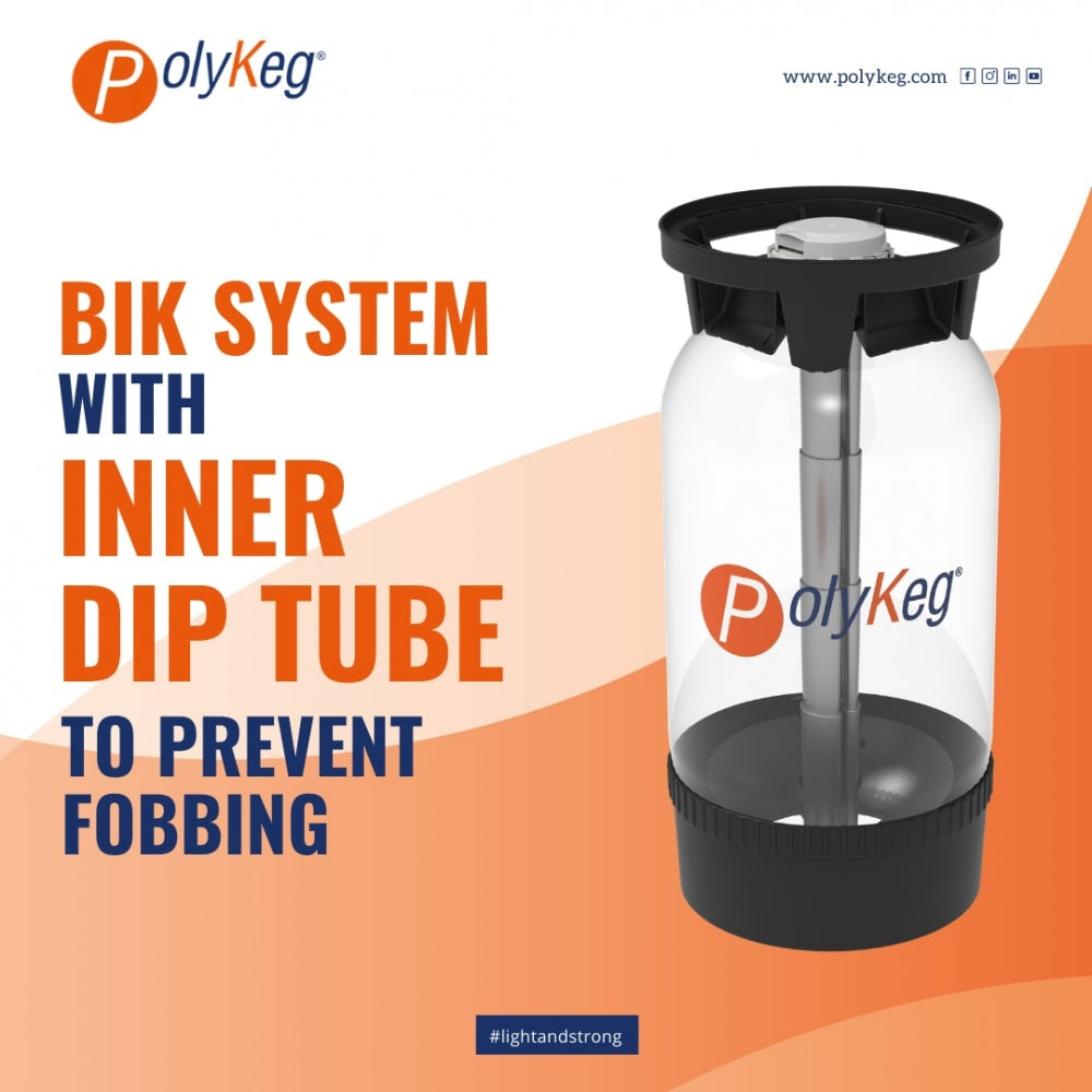 Et gjennomsiktig fat med et innvendig dyppeslange vises ved siden av en tekst som fremhever PolyKeg PRO 12L med Bag - K Valve fra PolyKeg, et innovativt PET-engangsfat som er utviklet for å forhindre fobbing.