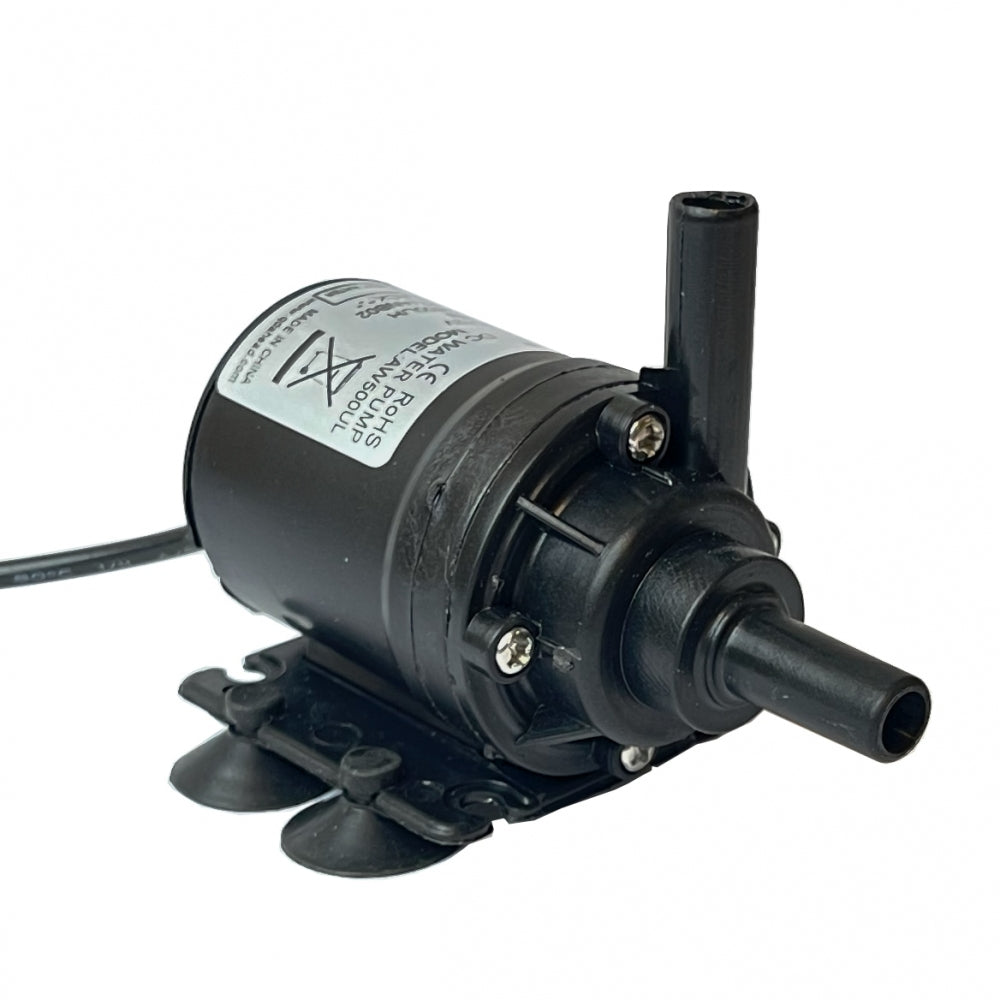 Project Brew Nedsenkbar Pumpe 12V, 800 L/T - 3/8" slangenippel er en svart DC børsteløs pumpe med monteringsbrakett, sugekopper og to slangekoblinger - perfekt for glykolkjøler eller øltemperaturkontrollsystemer.