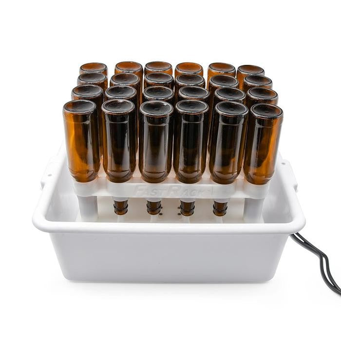 En hvit FastBrewing FastWasher 24 - flaskevasker (0,33 l) rommer flere omvendte brune glassflasker i et hvitt basseng, med en svart ledning synlig - perfekt for effektiv flaskerengjøring.