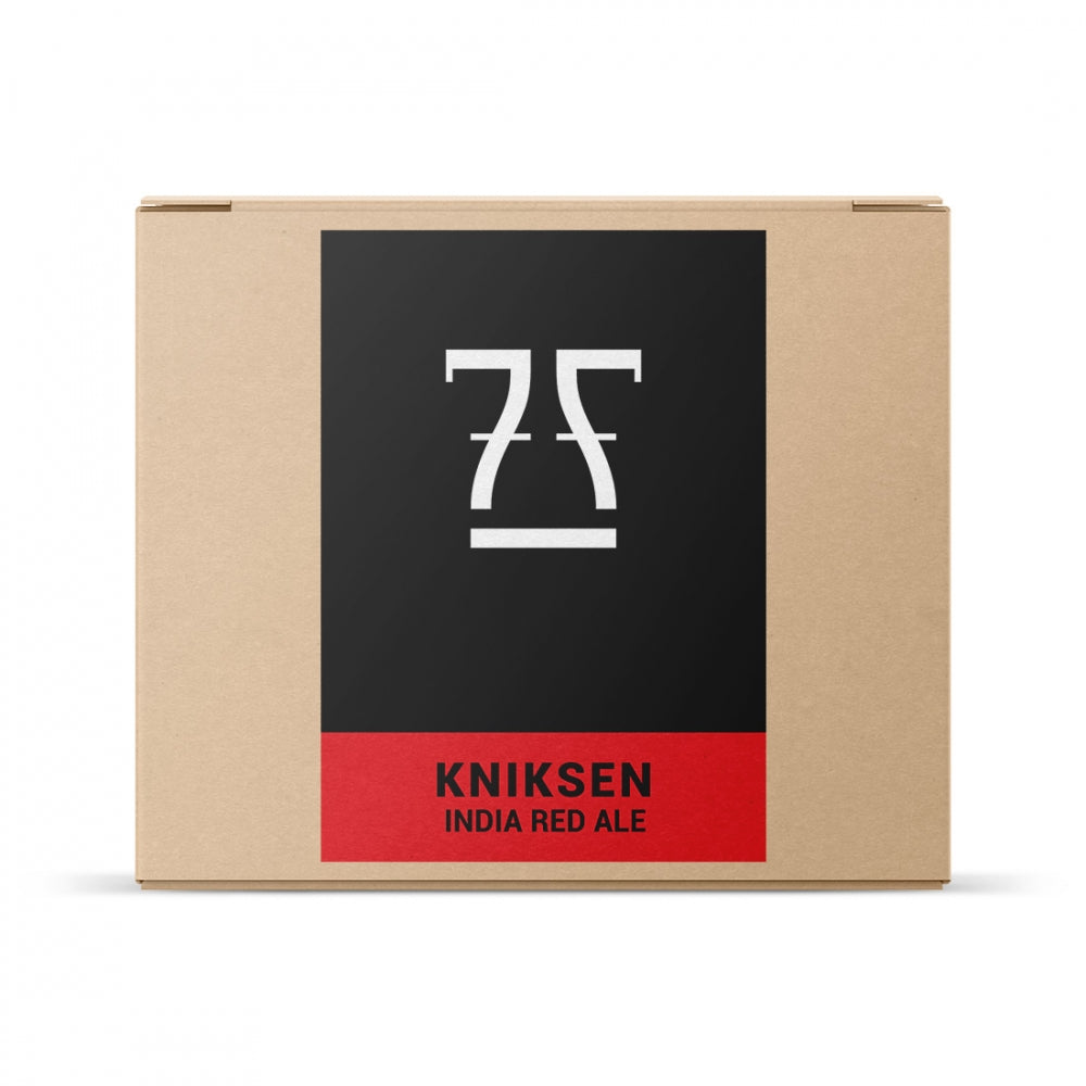 En pappeske med svart og rød etikett med hvit abstrakt logo og "7 Fjell Kniksen India Red Ale - allgrain ølsett" fra Brewshop, ideell for hjemmebryggerentusiaster som ønsker å lage sin egen India Red Ale.