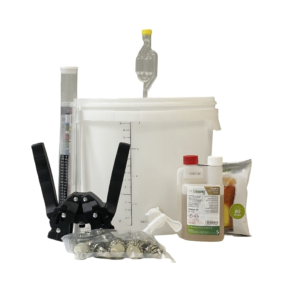 Brewshop Small Batch Startsett Basic - 16L inneholder en hvit gjæringsbøtte, hydrometer, tappeapparat, desinfiseringsmiddel, flaskekapsler, gjær og annet hjemmebryggingstilbehør, alt arrangert på en hvit bakgrunn.