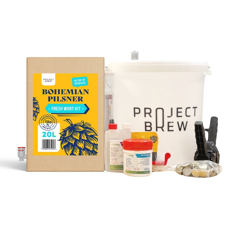Hjemmebrygger Startsett: Fresh Wort Basic med 20L Bohemian Pilsner fra Project Brew inneholder en gjæringsbøtte og pent ordnet bryggetilbehør samt ingredienser til ferskvortesettet.