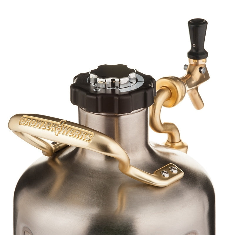 GrowlerWerks uKeg Pro 128 Stainless (3,8L) er en vakuumisolert growler i rustfritt stål med messingkran, svart plastlokk og GrowlerWerks-merket håndtak.