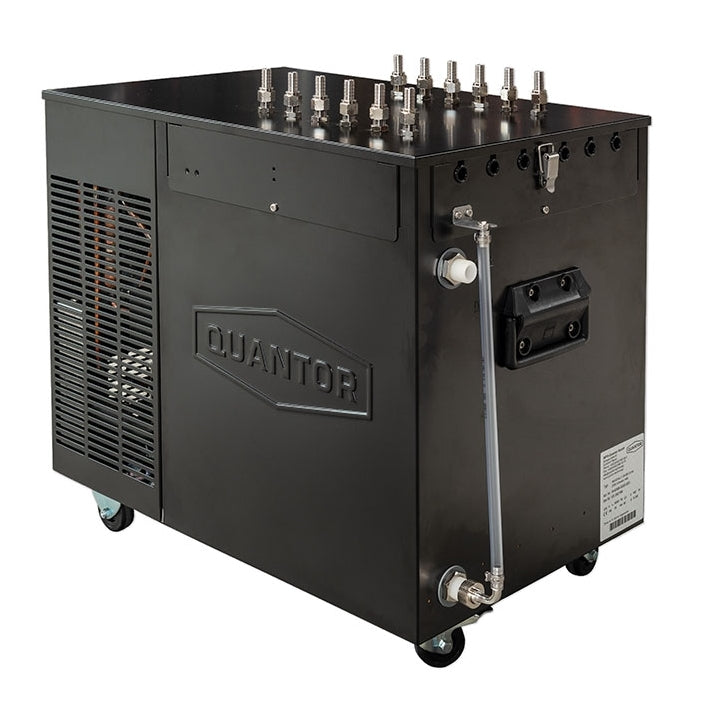 Quantor MiniChilly 09 SB Compatible Black Glykolkjøler 900W (1,2HP) er ideell for kjøling av tankskip, med flere kontakter på toppen, ventilasjonsgitter på sidene og hjul for enkel mobilitet.